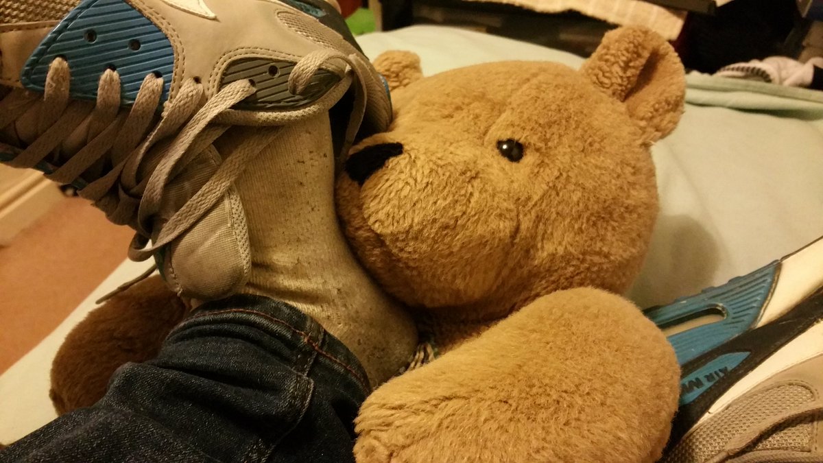 StinkyMaleSocks's tweet photo. Day 20 #3WeeksStraightSocks ,almost there, wow what a smell!! Yet another day at work. Is it "poor bear" or "lucky bear" who wants to be that bear then? Message me guys for sock/foot chat ;) #gayfeet #footstink #gaysocks #sk8erboy #sweatysocks #smellysocks #sockworship 😈😷😷😜👃 https://t.co/kCHIFFoU7f