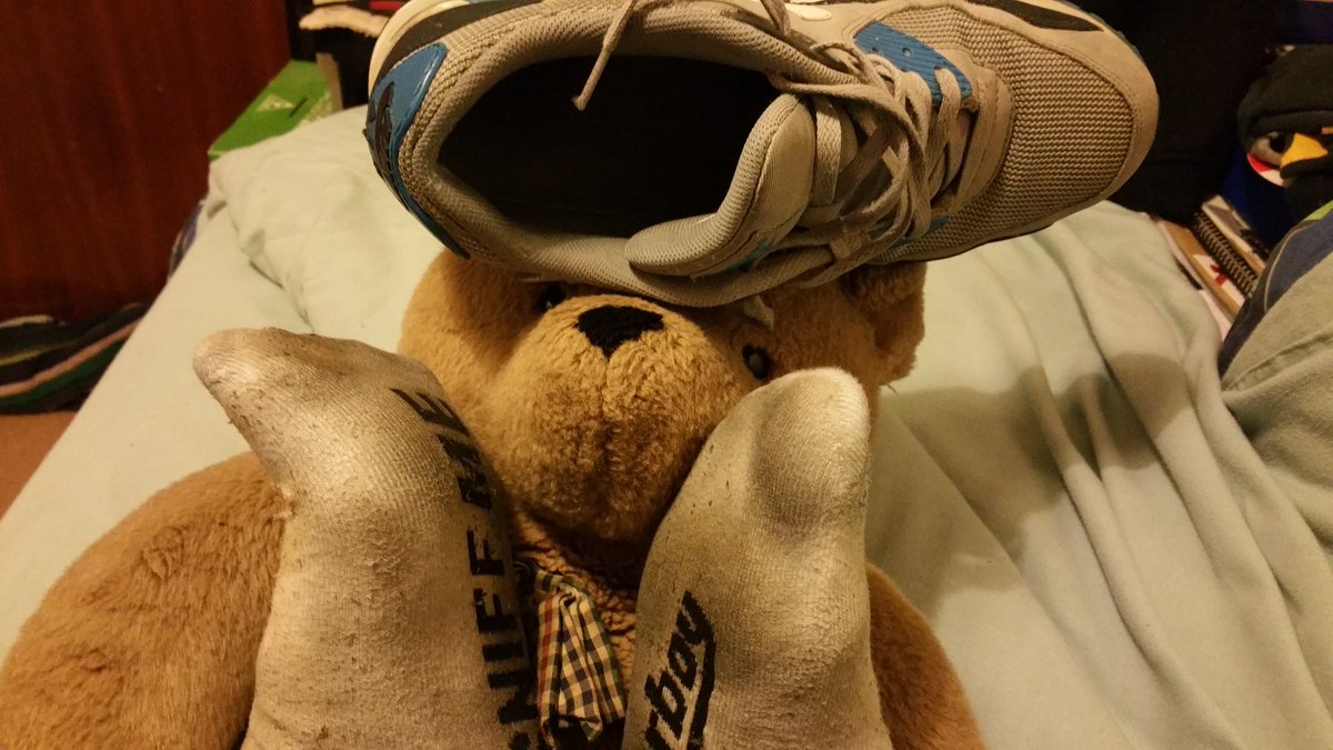 StinkyMaleSocks's tweet photo. Day 20 #3WeeksStraightSocks ,almost there, wow what a smell!! Yet another day at work. Is it "poor bear" or "lucky bear" who wants to be that bear then? Message me guys for sock/foot chat ;) #gayfeet #footstink #gaysocks #sk8erboy #sweatysocks #smellysocks #sockworship 😈😷😷😜👃 https://t.co/kCHIFFoU7f