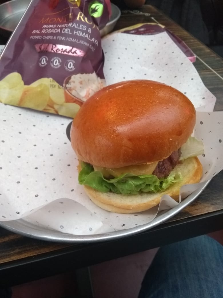 EricJavierGale2's tweet photo. Aca en smoking burger probando la hidden burger #burgermasterco https://t.co/cBEuMm7ZuQ