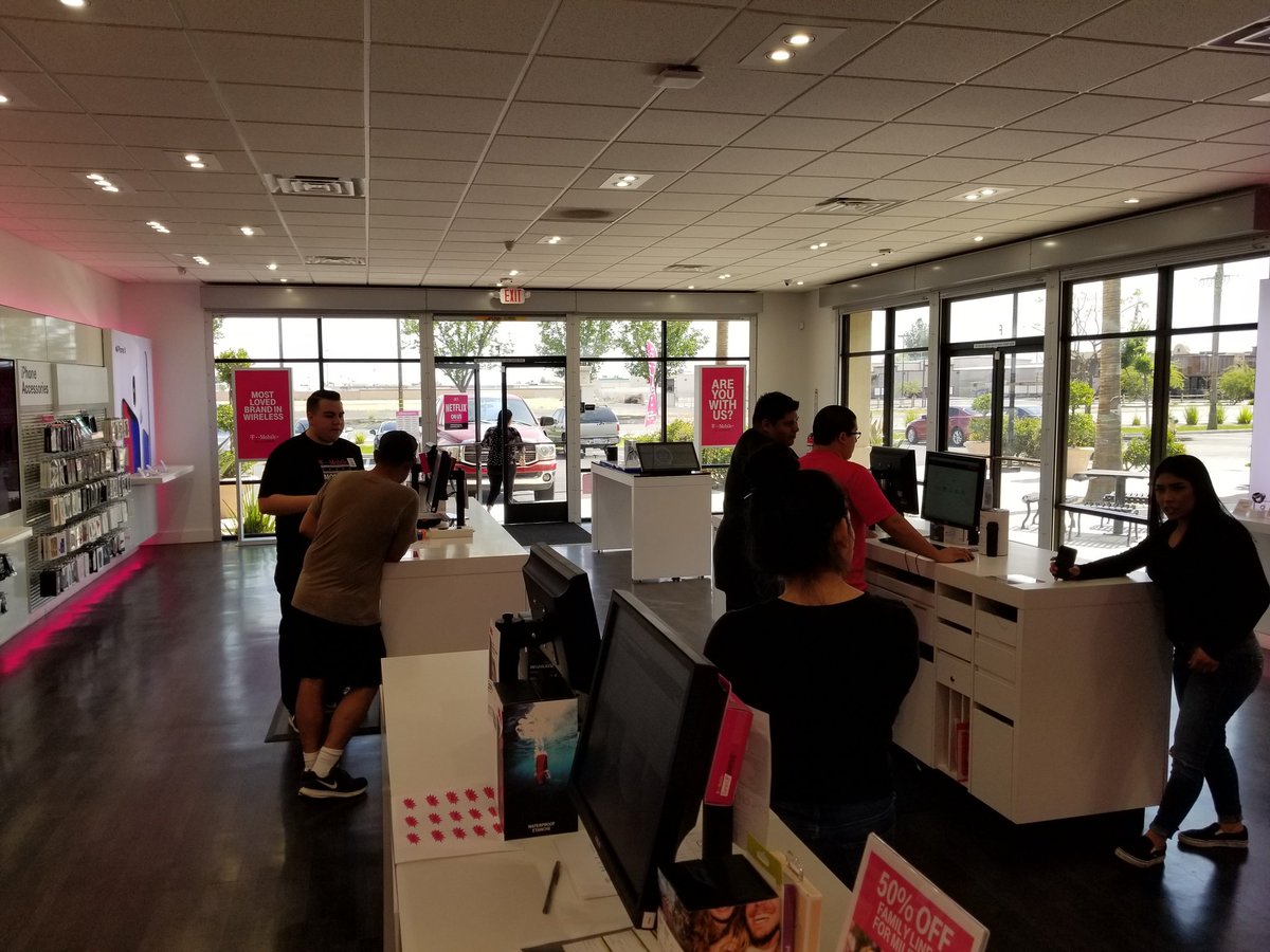 Johnnyjohnst42's tweet photo. New trainees getting some great interaction training while shadowing our amazing ME's!! #Uncarrier #CustomerObsessed #EdubNation #Trainingdays #Shafter #Tmobile @AbbyGBaby23 @isaac2691 @exclusivechris1 @Jesus_Tmobile #Rebellion https://t.co/X8AIkDD3td