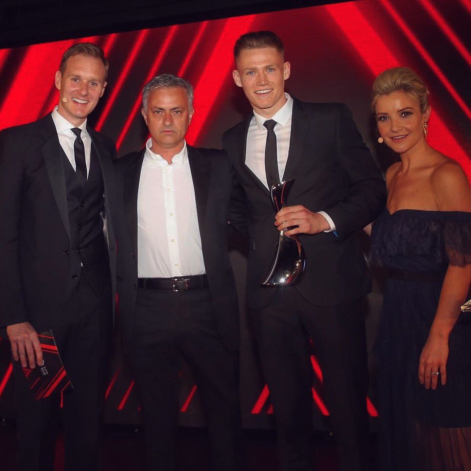 Special feeling to receive an award from the boss ⚽️ @ManUtd