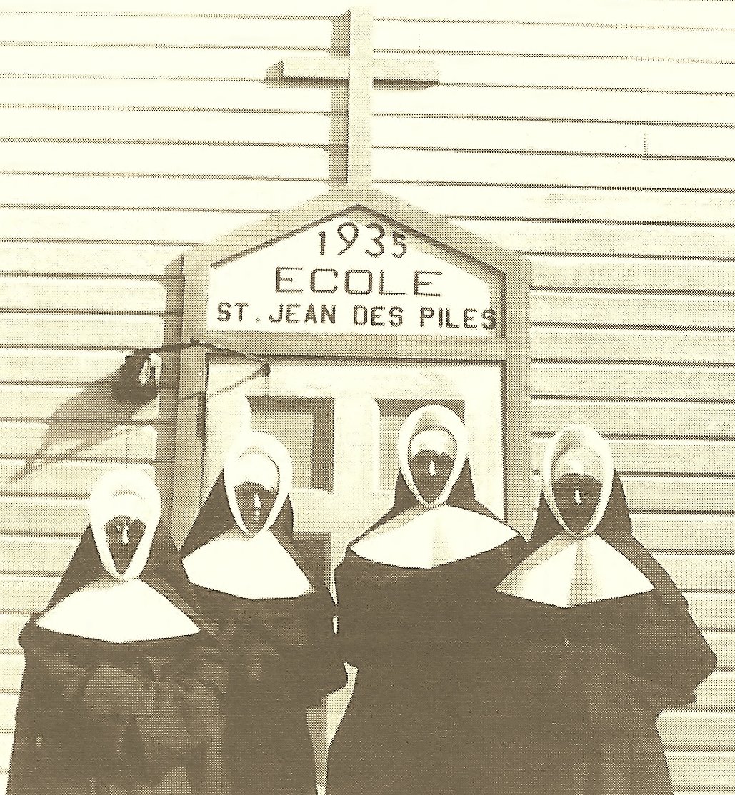 On a vu ça bien avant aujourd'hui des femmes voilées au Québec. Le plus drôle c'est le nom de l'école.