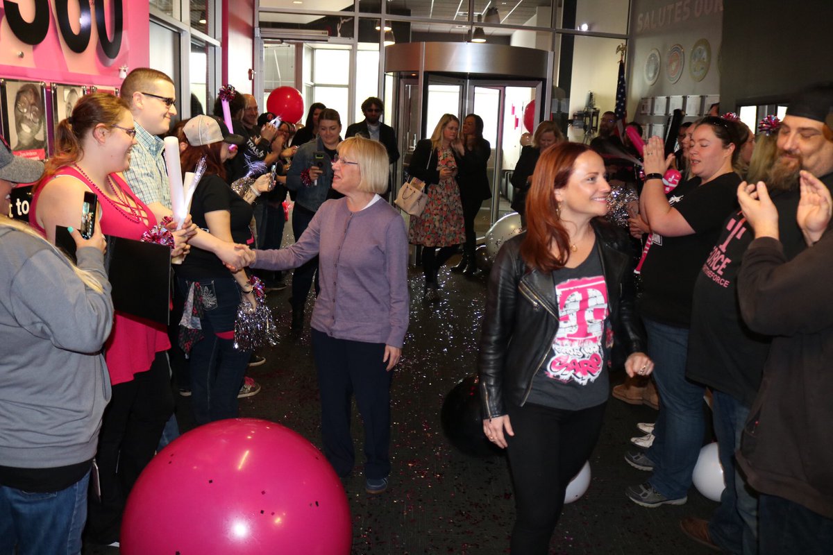 JohnLegere's tweet photo. Thanks for stopping by to visit our @TMobile heroes in Bellingham, WA @PattyMurray! #WeWontStop #uncarrier https://t.co/HwzfPayndA