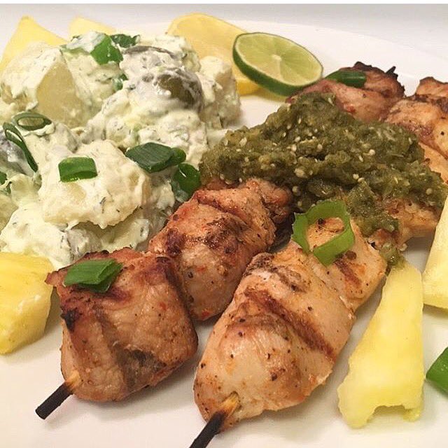 Enjoying the #Springtime temperatures ☀️#Toronto Get to .@dilisos located in @StLawrenceMkt #LocallyRaised #NoAntibiotics #NoHormones #ShopLocal #PorkKabobs #ChickenKabobs #PotatoSalad #TomatilloSalsaVerde #Nachos #CheersFromToronto🍷💃🏻🍷