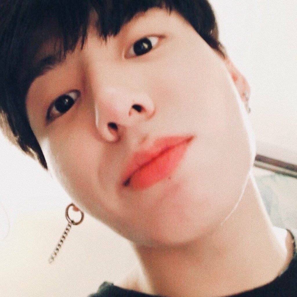 bangtsope's tweet photo. Jikook!AU [♡]

        —  Onde Jungkook fica bêbado em uma balada e confunde o celular dele com o de um estranho. E Jimin, o dono do celular, recebe uma notificação de que alguém tentou invadir seu celular e o aplicativo de segurança tirou uma foto do invasor. https://t.co/D5IuvZKuz3