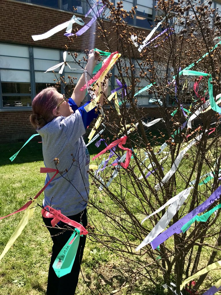 AMSLibraryReads's tweet photo. 6th grade Science teachers @AnnapMSAACPS school make their wish! #AMSWishtree2018 https://t.co/E9OIPO2c7o