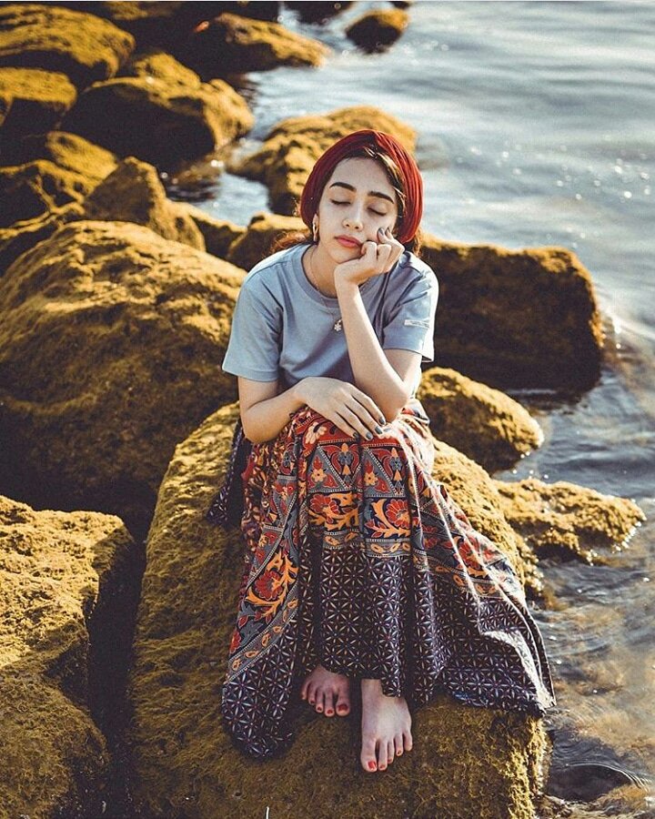 هي جميلة جدا ، لدرجة أنها تستطيع أن تجعل عجوز يراها ويعتدل في جلسته ثم يقول .. ألا ليت الشبابّ يعود يوما 💙