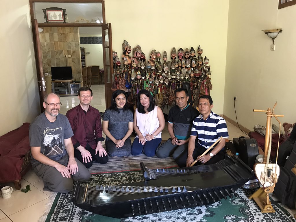 mhall_viola's tweet photo. Honored to have been invited into the home of a #Sundanese master #musician in #Bandung #Indonesia. Learning to play #kacapi.
#cross_cultural #sharing #musician https://t.co/foIa0uHVWe
