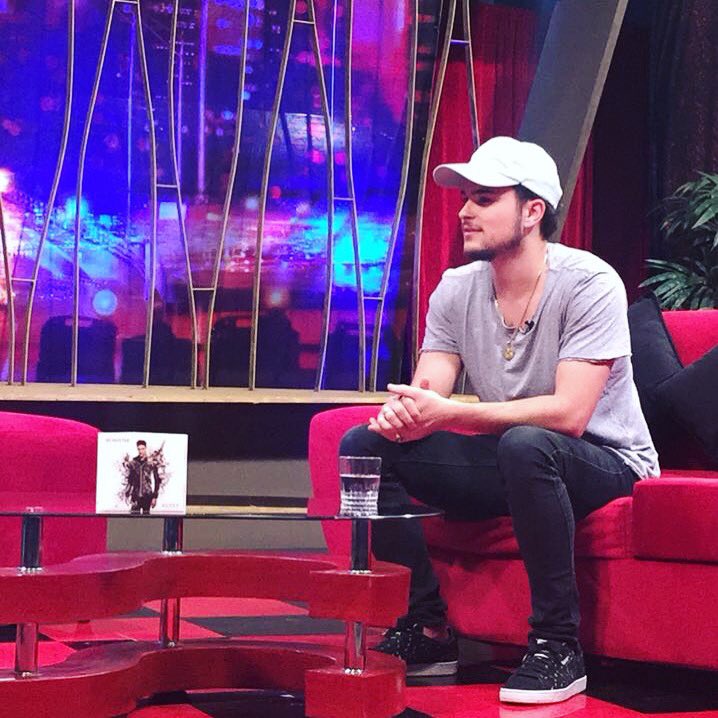 Dechicoagrande1's tweet photo. @Schusteroficial nos contó acerca de su carrera de actor y el principio de su carrera musical ✨ solo aquí en De Chico a Grande con @oskar30 por canal Vive de VTR.  #DeChicoaGrande 
#dechicoagrande_schuster
#noselopuedenperder #enelcapitulodehoy #invitadosdelujo  #schuster https://t.co/5Isp5tOIUA