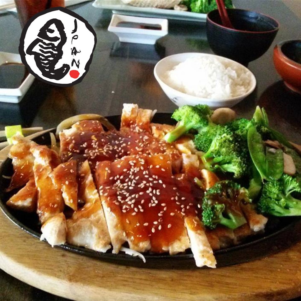 The sizzling Chicken Teriyaki will sure make your tastebuds sizzle! 🐔🐔#jpansushiandbar #sarasota #florida #chicken #teriyaki #broccoli #greenveggies #whiterice #foodie #nomnom