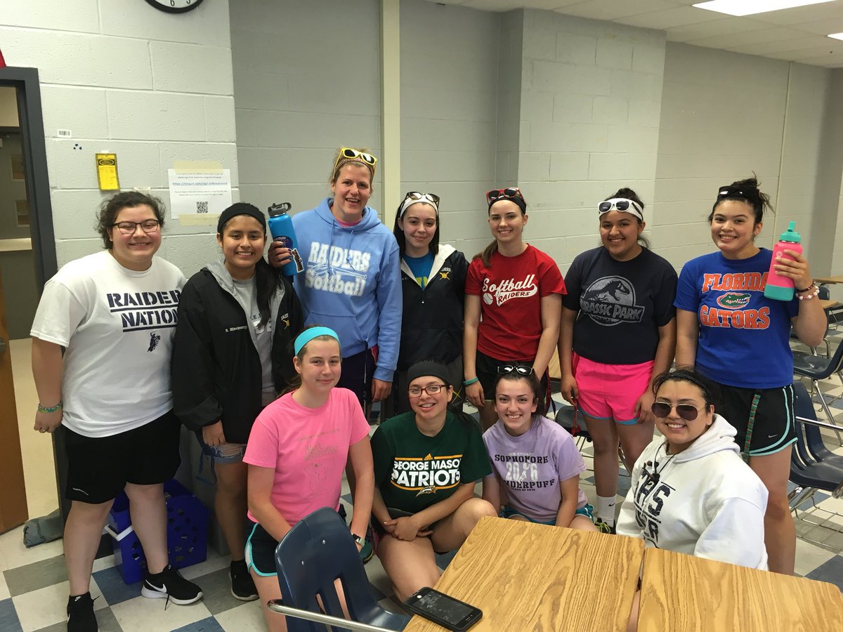 StuSoftball18's tweet photo. Played a great game against tj lost 6-5 in the 7th inning. Well fought game. Definetly helped to be so well dressed today 👍 #dresslikecoach #bestdressedcoach #softball #wellplayed https://t.co/gn27OxETzC