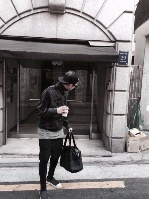 rmdoingthings's tweet photo. Kim Namjoon checking out his reflection. https://t.co/pAAhFhkcPZ