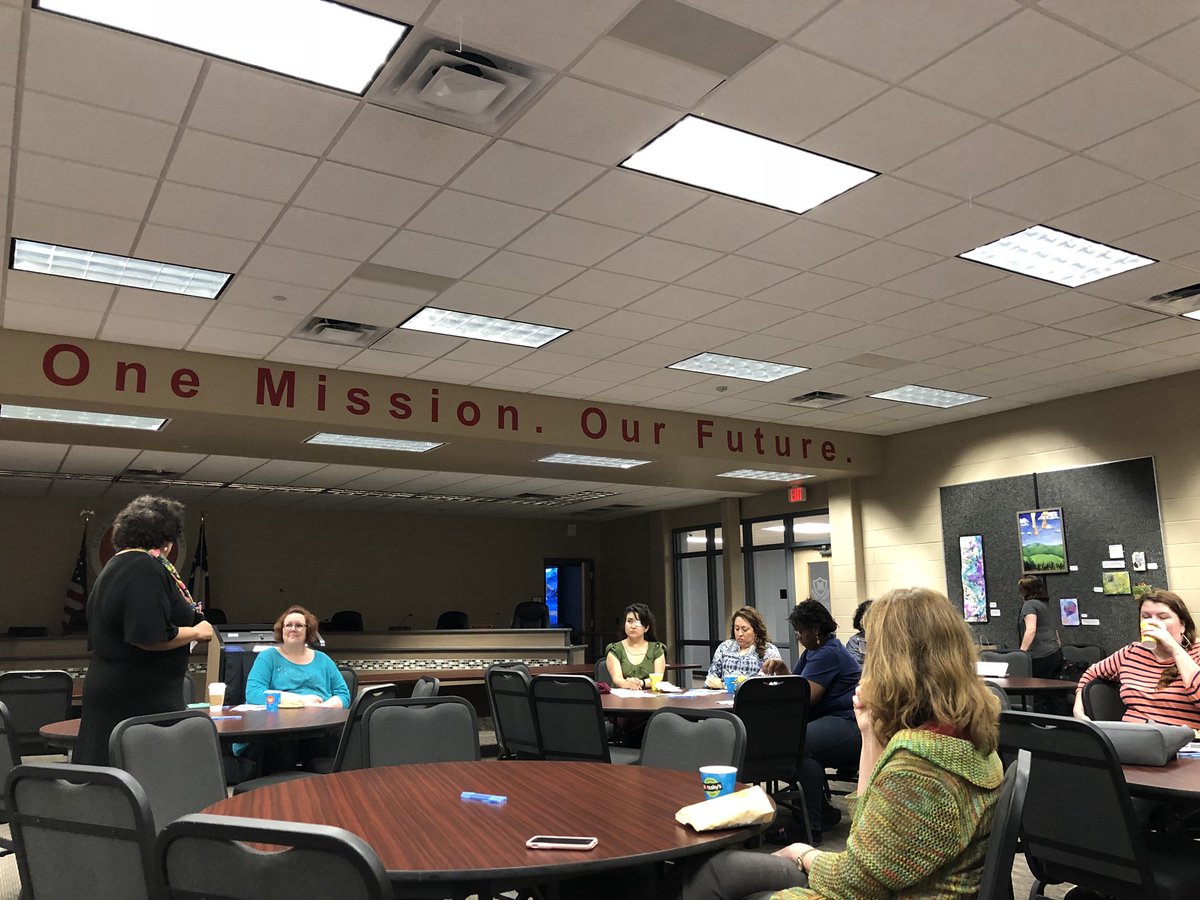 jcostilla's tweet image. Great evening @ManorISD with SPED dept and families - sharing @myONreader to help reduce the summer slide #ReadingOnTheGo