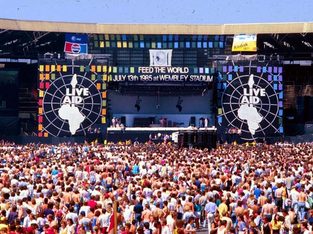 GhostlyGood's tweet photo. Live Aid concert. 72,000 people. Wembley, London. :-)
#80s #the80s #concert #80smusic  #Wembley #London https://t.co/mrdUdDW6QF