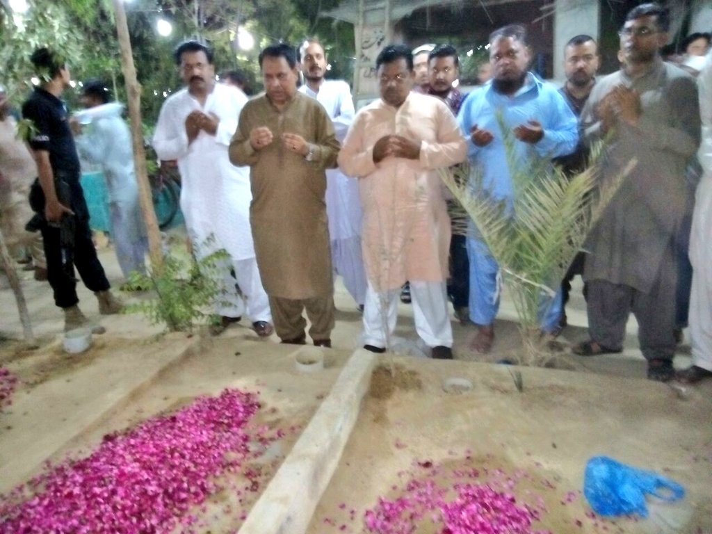Siddiquisaad_'s tweet photo. #ShabEBarat
پی ایس پی کے رہنما اور ایم پی اے اور ایم این اے ندیم مولانا شہید کی قبر پر فاتحہ خوانی کرتے ہوئے 
@KamalPSP @PSPPakistan https://t.co/OqBX50Zn2d