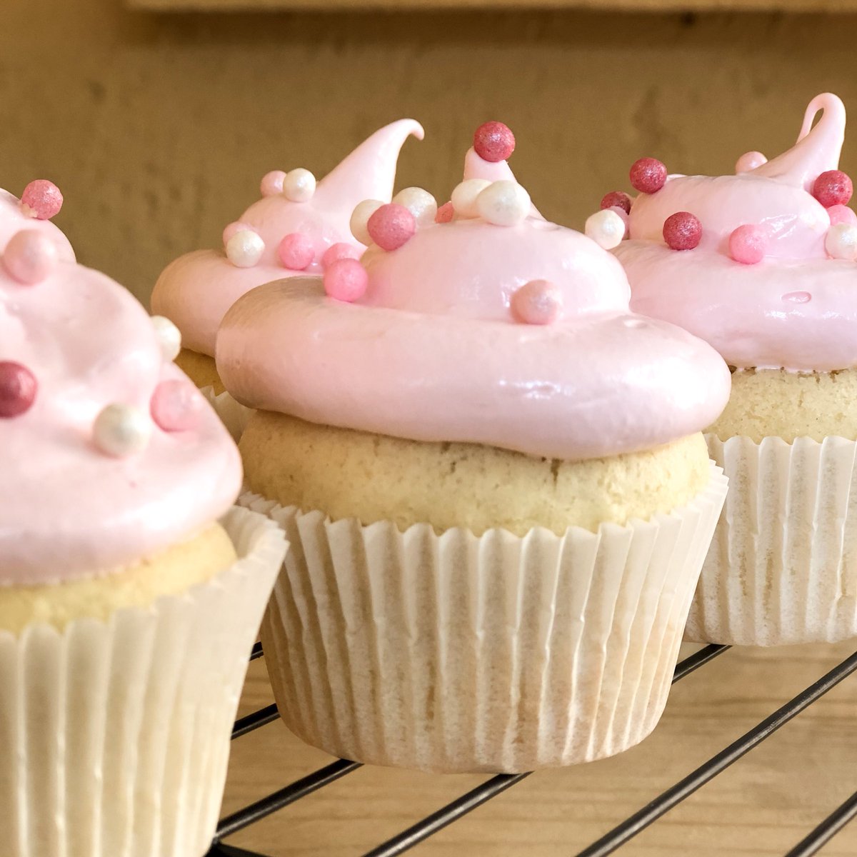 mommalikeme's tweet photo. {NEW} Baking with Snowflake - the easiest marshmallow-frosted cupcakes - check out the recipe here: https://t.co/sj5IKdFVPc
#snowflake #bakingwithsnowflake #cupcake #baking #frosting #swissmeringue #marshmallowfrosting #bakingwiththekids #mommalikeme #samommyblogger https://t.co/YGMSeanxnq