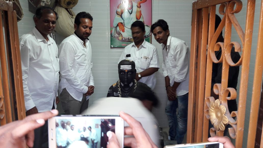 ChanduPatil99's tweet photo. ಇದೆ ಸಂಧರ್ಭದಲ್ಲಿ ಚಂದು ಪಾಟೀಲ್ ಅವರನ್ನು ಸನ್ಮಾನಿಸಲಾಯಿತು ಹಾಗೂ ಹಡಪದ ಸಮಾಜದ ಎಲ್ಲಾ ಬಾಂಧವರು ತಮ್ಮ ಪೂರ್ಣ ಬೆಂಬಲ ಚಂದು ಪಾಟೀಲ್ ಅವರಿಗೆ ಇರುತ್ತದೆ ಎಂದು ಸೂಚಿಸಿದರು. https://t.co/Ar8FHYwRKF