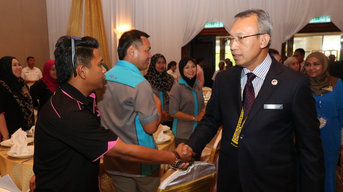 MINDEFMalaysia's tweet photo. Ketibaan KSU DS @arahimradzi ke Majlis Anugerah Perkhidmatan Cemerlang (APC) 2017 dan Jasamu Dikenang 2018 peringkat Kementerian Pertahanan cawangan Sabah bertempat di The Pacific Sutera Harbour.
#APCMinDef2018 https://t.co/PJmX3G5uuO