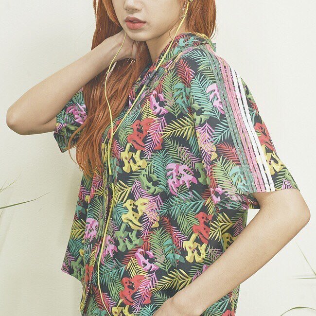 LALISTHAILAND's tweet photo. 180502 n_nona9on ig update

#NONAGON #Resortwear #LISA #BLACKPINK 💗💗 https://t.co/SNl5PhygNe