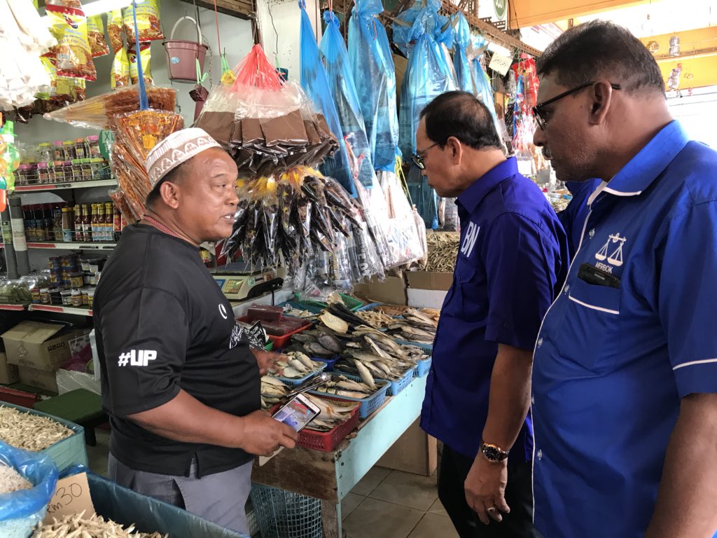 DatoHjTajulUrus's tweet photo. 2/5/2018 12.00pm - Walkabout Sekitar Arked Tanjung Dawai.
#jomBN
#TajulforMerbok
#P014 https://t.co/lcTKKmaZg5