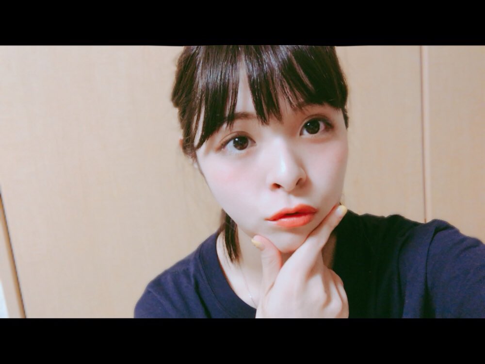 朝日奈ゆう En Twitter 最近 写真撮らなさ過ぎて流行りの自撮りポーズは何かと調べて1枚 あご摘むポーズ 全然分からん 最近何が流行ってるの 笑 てか あご摘みポーズはこれで合ってるの 笑
