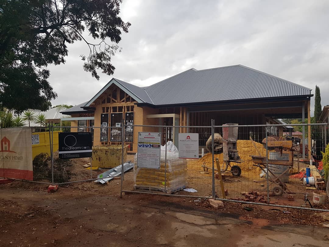 MahoganyHomes1's tweet photo. Progress shot from Lower Mitcham - 356m2 of fantastic living spaces! This home is a traditional style incorporating open plan living, which we are contructing around an existing pool and tennis court. #mahoganyhomes #adelaidebuilder #custombuilthomes #sagreat #southaustralia https://t.co/cd6WAwe3lB