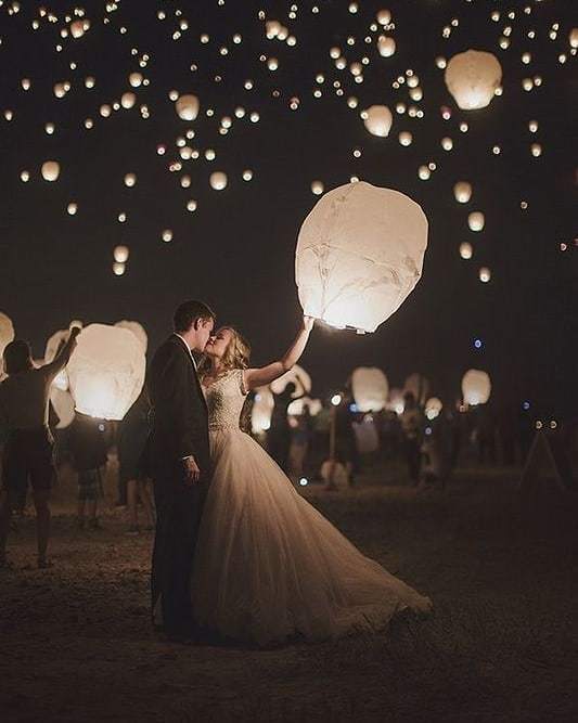 In Taiwanese culture, lanterns are released into the sky with people’s written wishes. They’re often used to represent a new journey, making these the perfect wedding experience for newly-wed couples starting a new chapter in their lives. 
photo via <a href="/bey/">貝貝</a>… ift.tt/2HMtqfV