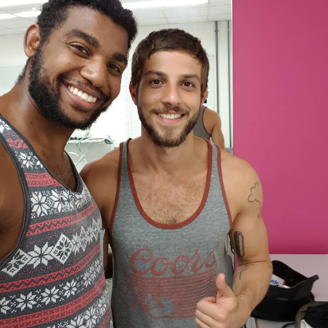 chaydaily's tweet photo. Jussimar Teixeira publicou essa foto com o Chay Suede, hoje (01), em seu instagram: "Segundo Sol vem ai!!! Ritmo está mais ou menos assim... Valeu. #galã #segundosol #globo #plinplin #atornegro" https://t.co/insyXp4y32