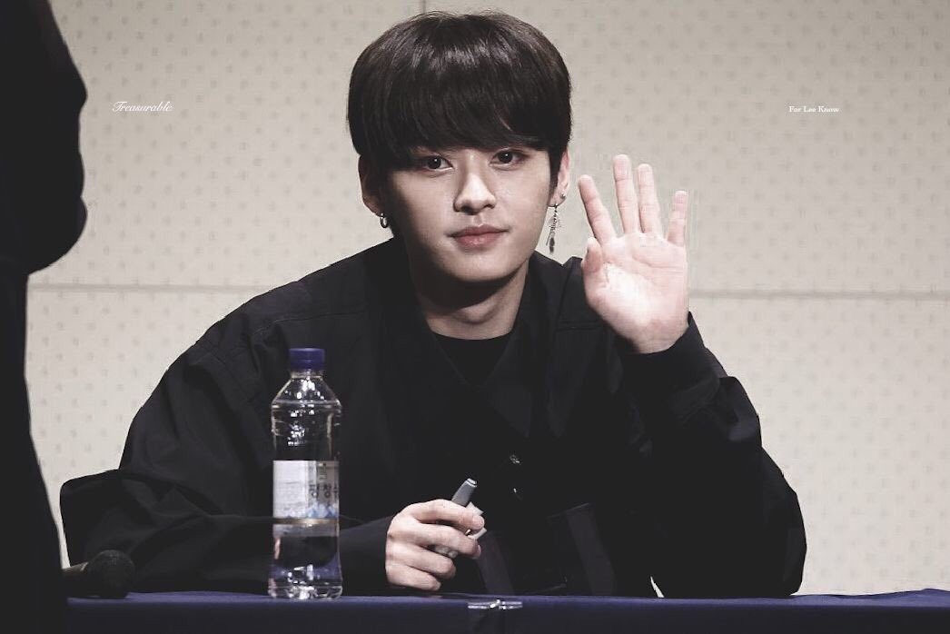 ли ноу stray. Lee know stray. Leave lee know. Leave lee know. минхо stray kids убийственный взгляд.