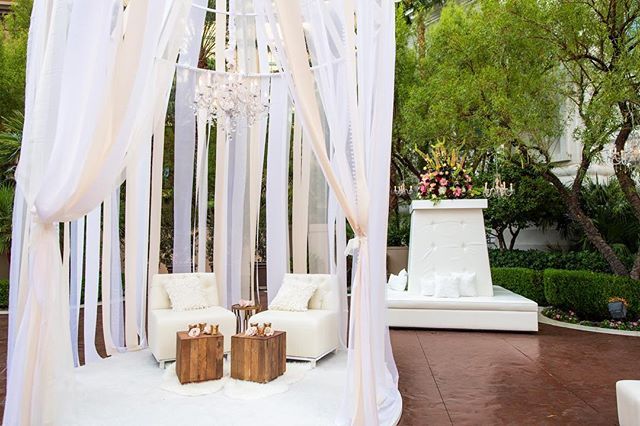 Sit someplace spectacular. 
Las Vegas Wedding Planner <a href="/andreaeppolito/">Andrea Eppolito</a> 
Photo @haleyshandrophoto 
Decor <a href="/dbdweddings/">DBD Weddings</a> 
Venue <a href="/fslasvegas/">Four Seasons Vegas</a> ift.tt/2FzfAeN