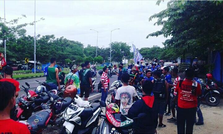 ConkGasak's tweet photo. Selamat Datang" Viking Bonek
Di Pulau Garam,Foto 2 Tahun Lalu
Saat Penyambutan Dulurd Bonek dan Viking di Pintu Gerbang Surammadu,Settong Dhere
@BonekMenur1927 @vikingcitopeng @vikingpersib_93 
 @Viking_cpd https://t.co/uQFqD87Okd