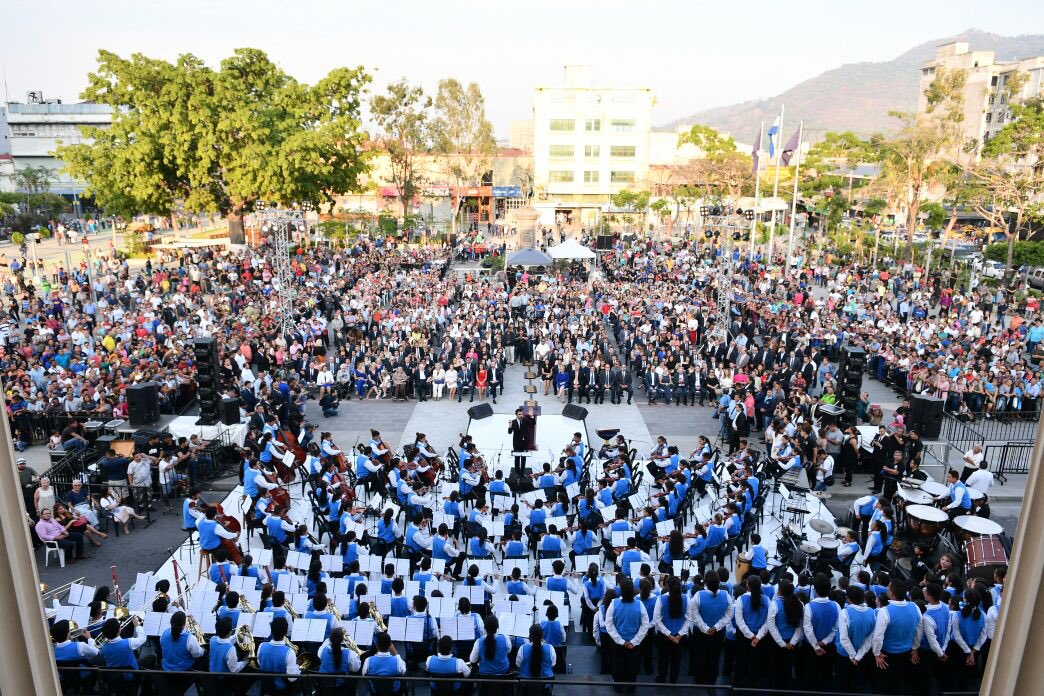 emuyshondt's tweet photo. Esta tarde recibimos la vara edilicia en un acto simbólico en la Plaza Gerardo Barrios. Con un espectacular concierto de Orquesta Sinfónica de San Salvador, compartimos el momento con los capitalinos.
#SSesTuyo https://t.co/B5j6HcamKW