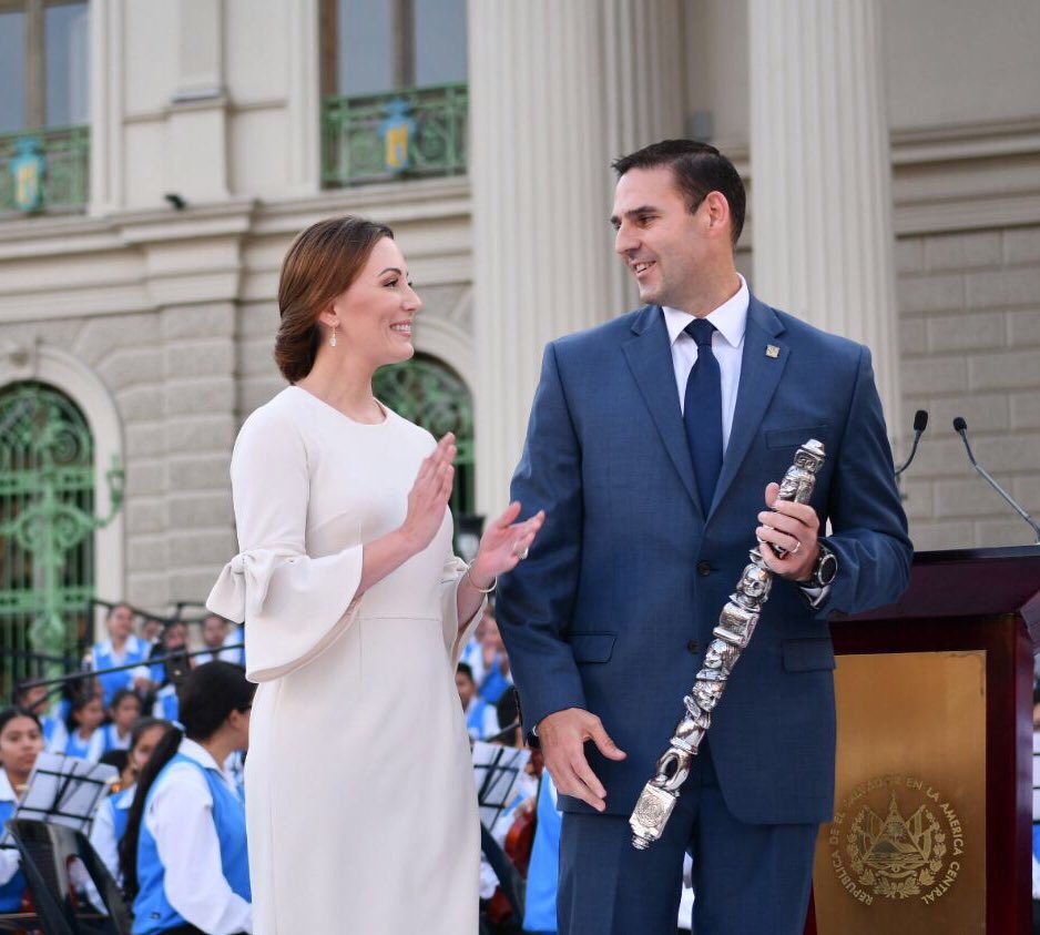 emuyshondt's tweet photo. Esta tarde recibimos la vara edilicia en un acto simbólico en la Plaza Gerardo Barrios. Con un espectacular concierto de Orquesta Sinfónica de San Salvador, compartimos el momento con los capitalinos.
#SSesTuyo https://t.co/B5j6HcamKW
