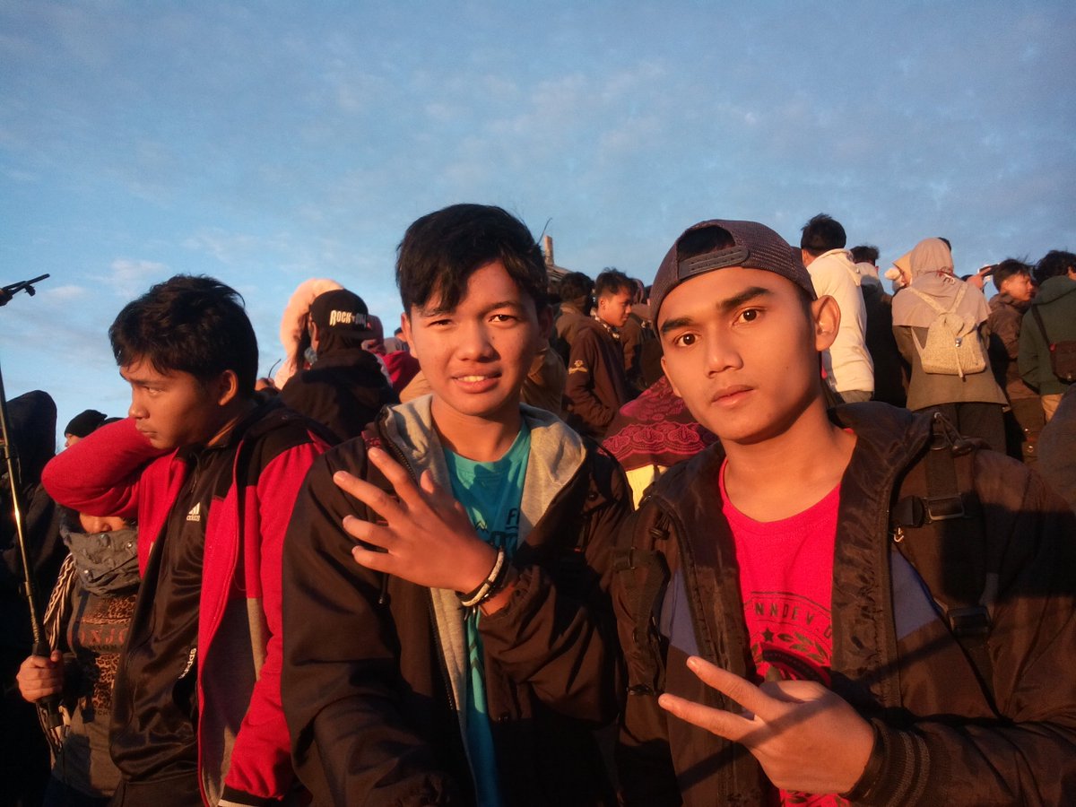 faisalisal9_'s tweet photo. 🔭🔭
enjoy the beautiful sunrise on the hill sikunir dieng 🌄 https://t.co/Eggr9ULPm6