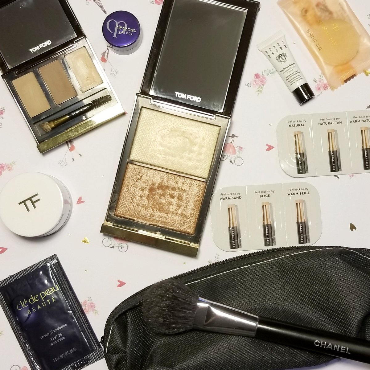 jessipriincess's tweet photo. New goodies from my tita amy ♡
@TOMFORD @BobbiBrown @cledepeau_US
#makeup #beautyguru #tomford #bobbibrown #cledepeau #makeupgirl #blessed #family #makeuplover #makeupjunkie #samples #makeupsamples https://t.co/BkkwKatow5