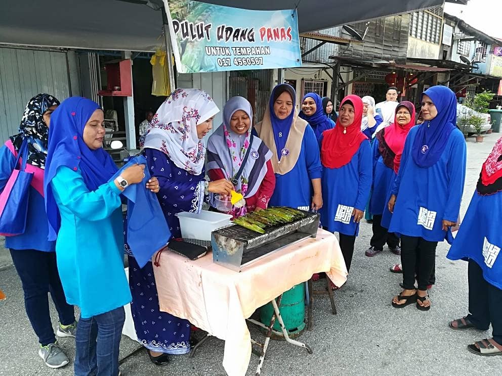 FOBNKEDAH's tweet photo. Calon BN DUN Bandar Baharu N36 melawat sekitar kedai2 di pekan lubok buntar, serdang kedah.Kedai yg wajib dilawati adalah gerai pulut udang. https://t.co/KHmWplc1J1