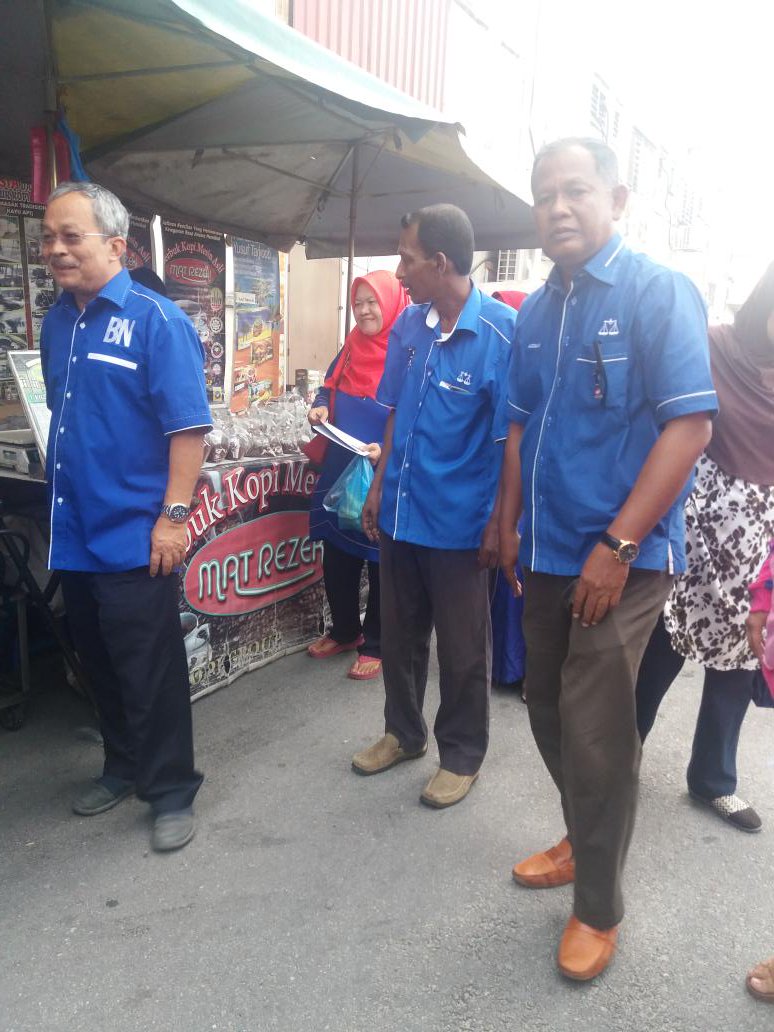 Norafiz53512770's tweet photo. CALON N 36 PENGKALAN BAHARU BERADA DI PASAR RABU PANTAI REMIS.
CALON BERAMAH MESRA DENGAN PENGUNJUN, PENIAGA DAN PENDUDUK PANTAI REMIS.
#PerakNegeriku
#BnPilihanku
#BeruasKembaliGemilang
#UndilahBarisanNasional https://t.co/H5OQ8t8fgd