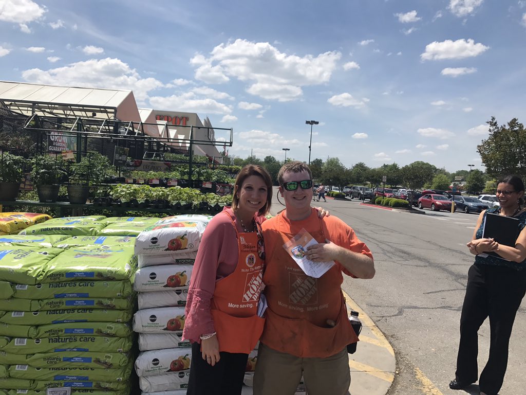 colleenallenhd's tweet photo. Seth creating shareholder value. He owns the drive thru. Service is the name of the game and no one gets passed Seth. Absolute ownership of a captainship at its best. @misshd03 @DawnScurry @Melissa33471352 @Justin_W_Reed @frblackwell2 https://t.co/kGMvffJrXW