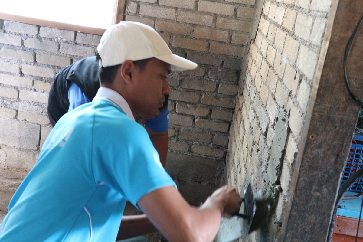 LKIM_TOKGAJAH's tweet photo. 2 Mei 2018 : Sedang berlangsung majlis gotong-royong baikpulih rumah nelayan sempena Prog Jalinan Kasih LKIM Bersama Nelayan Kwsn Badong Dgn Kerjasama TLDM Kuantan Markas Wilayah Laut 1. Tahniah kpd semua yg tlibat!

#LKIMDiHati
#nelayanherokami
#pahangsoawesome https://t.co/hPlCqPUcxb
