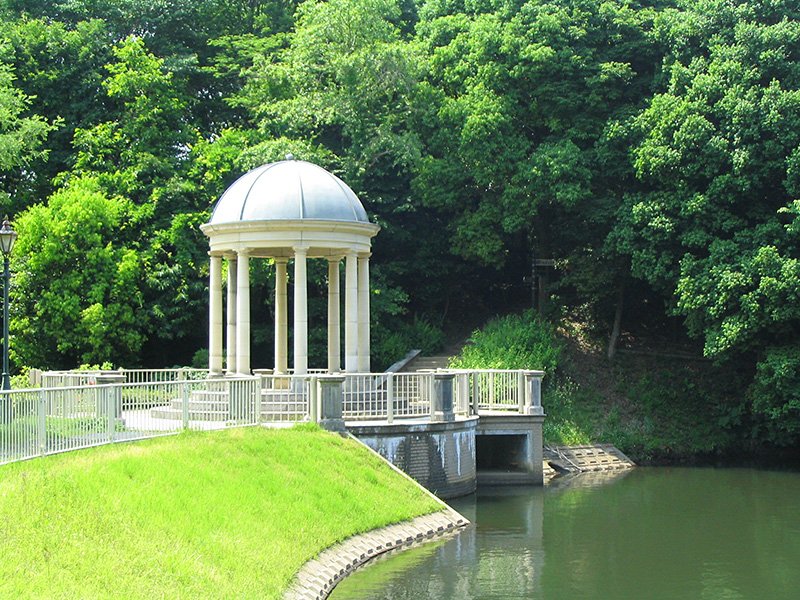 日本のいいとこ 茨城県水戸市 七ツ洞公園 999年に茨城県水戸市が開設した イギリスの雰囲気漂う庭園が広がる公園 どのスポットにいってもまるで風景画のような景観で 歩いているだけでもワクワクします 英国風景式庭園ではイングリッシュローズ