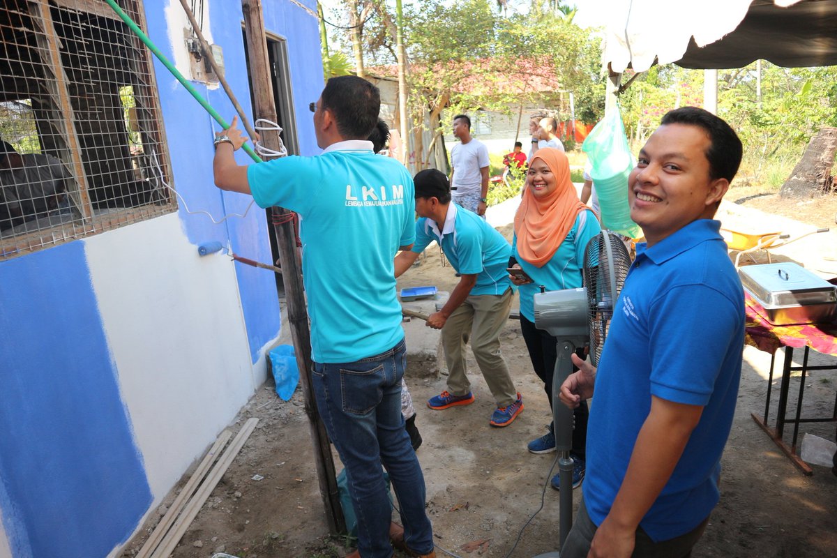 LKIM_TOKGAJAH's tweet photo. LKIM Negeri Pahang dgn kerjasama TLDM Kuantan Markas Wilayah Laut 1 melaksanakan aktiviti gotong royong membaikpulih rumah En. Yusof b. Abdullah, salah seorg nelayan dr kwsn Badong. Terima kasih di atas kerjasama erat yg tjalin..

#nelayanherokami
#LKIMDiHati
#pahangsoawesome https://t.co/fcRyyA93yK