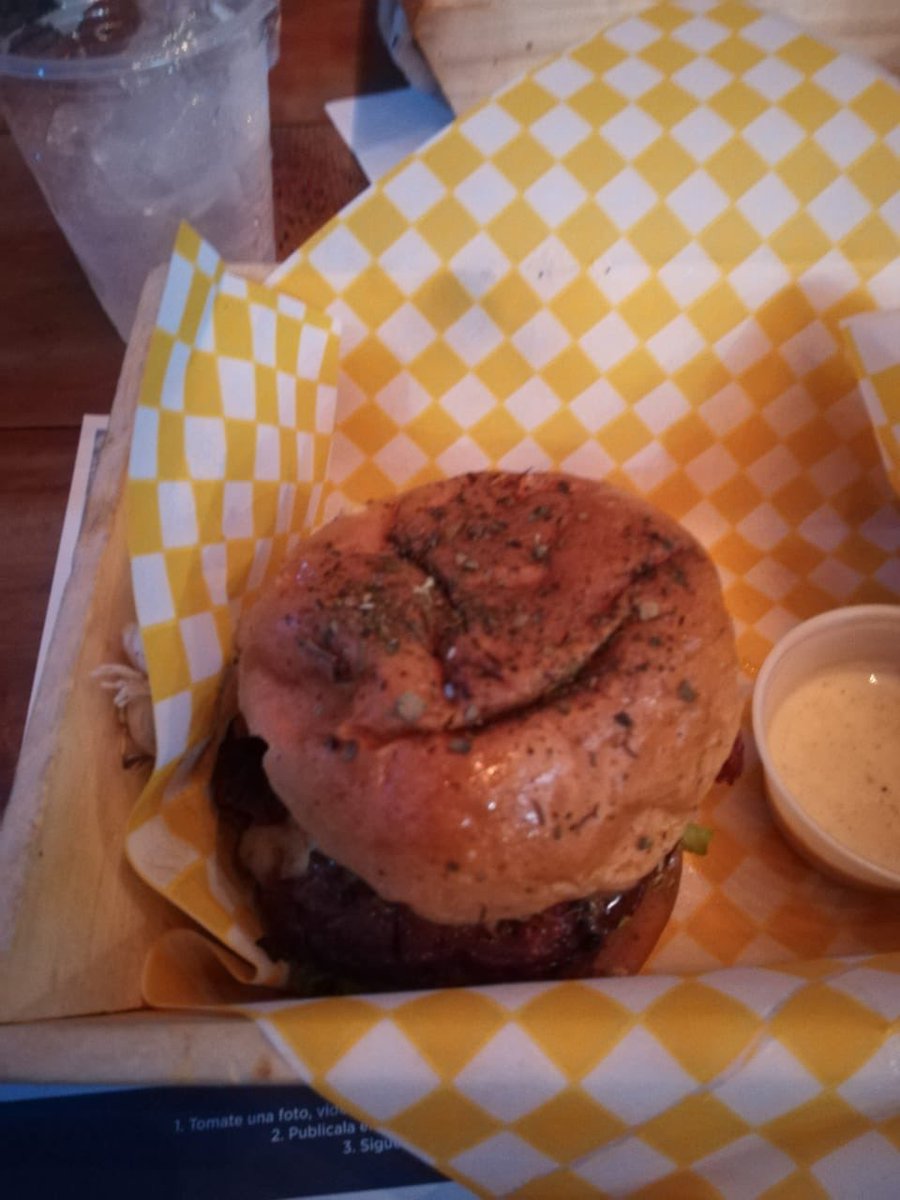kariskanda's tweet photo. Bang master cuisine #bangburgeryard #burgermasterco  deliciosa pero mucha salsa ... se riega un poco https://t.co/smnsagIHHe