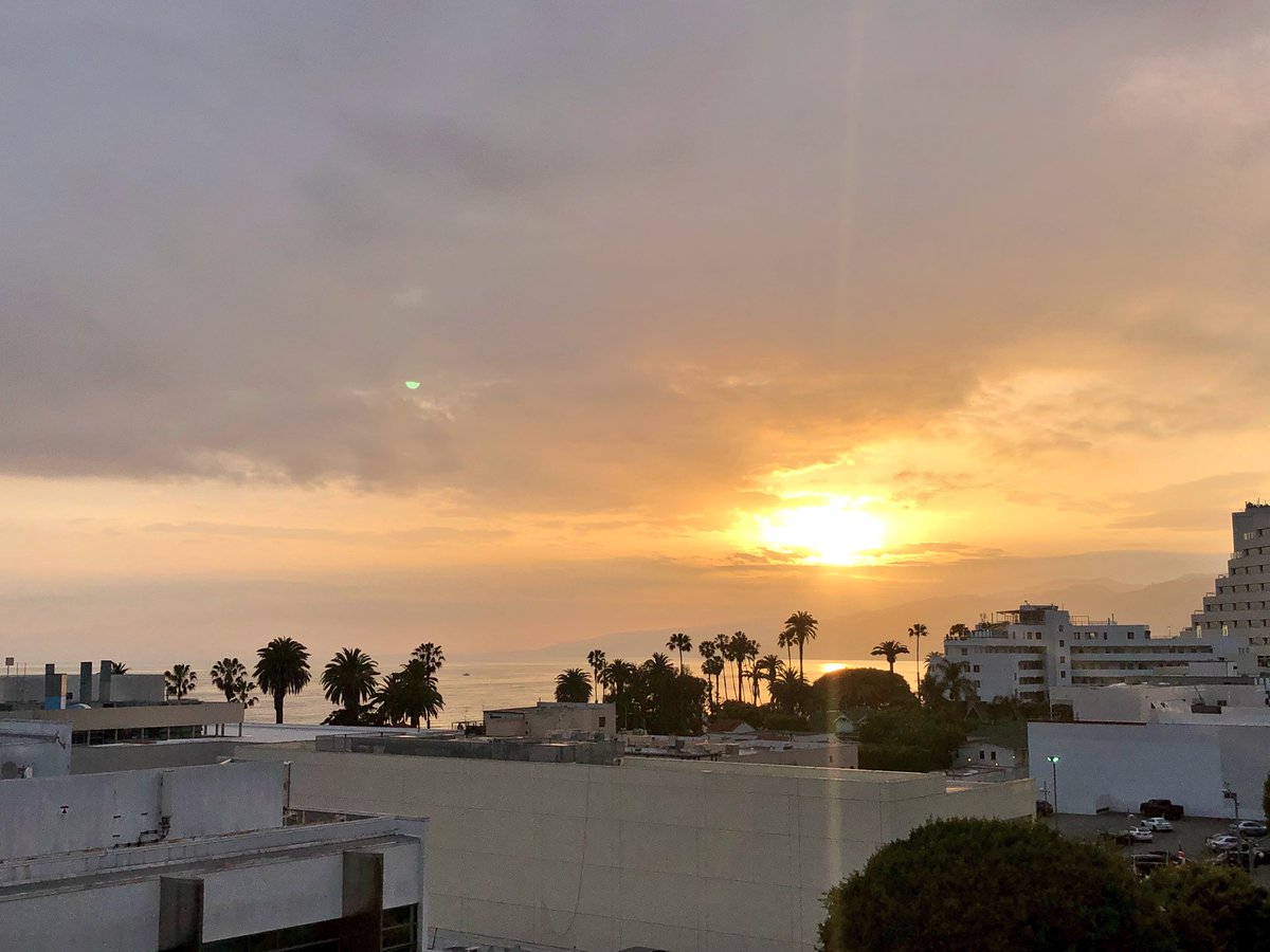 Catching a Santa Monica sunset on #Day1 of the #LiveMagentaChallenge 🌅#LiveMagenta 🌴