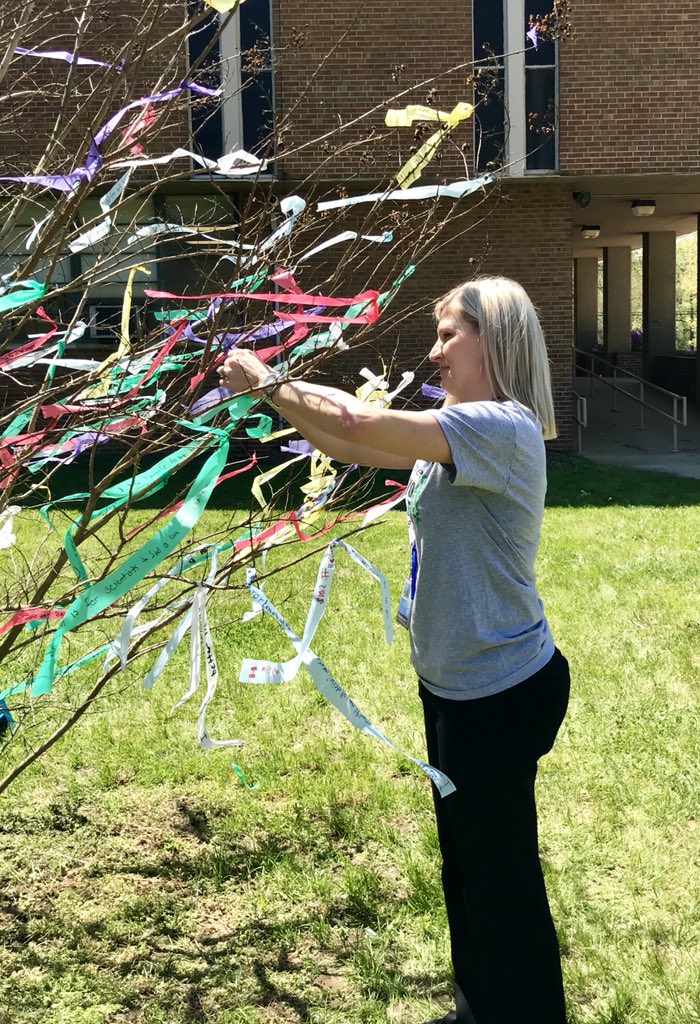 AMSLibraryReads's tweet photo. Thank you @MrsJAlvear for supporting everything and everyone! I hope your wishes come true! ✨ #amswishtree2018 https://t.co/dkX27tPcwo