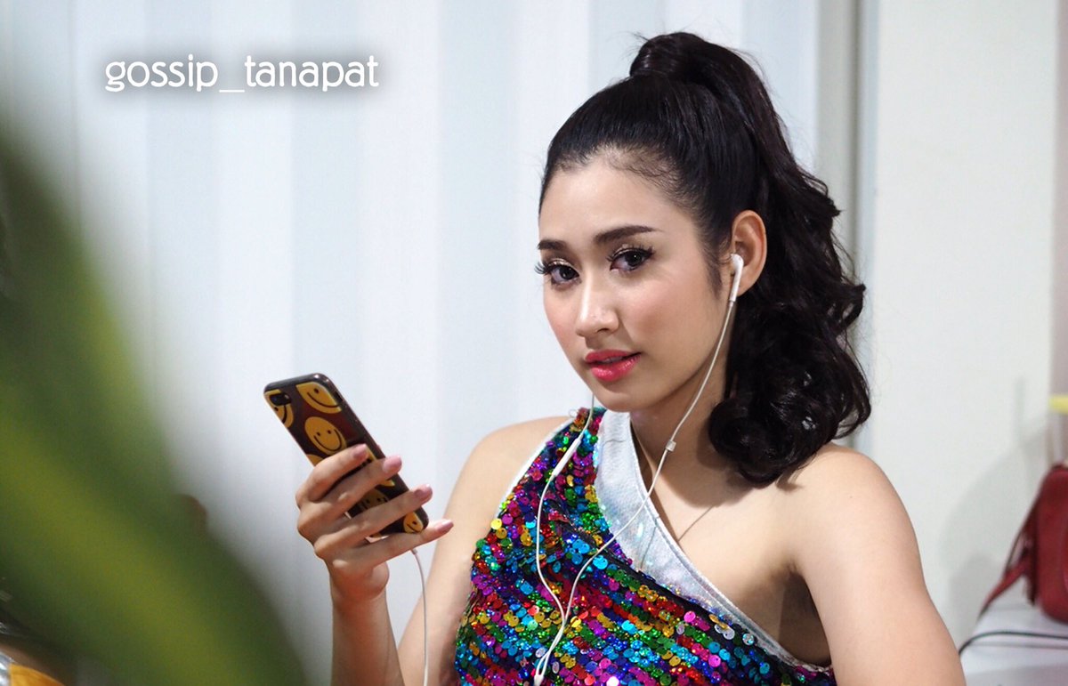 gossip_tanapat's tweet photo. ถึงจะไม่รู้ว่าดวงจันทร์ เป็นของใคร?
แต่ที่รู้ๆ ดวงใจ ฉันเป็นของเธอ ฮิ้ววว~ 😘😂❤️ 

#สายสร้อยคนดี #สี่สาวชะชะช่า #เดือนแรมแจ่มตาจำปาสายสร้อย #ชะชะช่าท้ารัก #ช่อง7HD #dida
#ch7dramasociety
.
.
#tanapatd
#TheStoryOfNP
#gossip_tanapat
#NPFamilyแก๊งค์ร้ายพ่ายรัก https://t.co/yNelrd75Zr