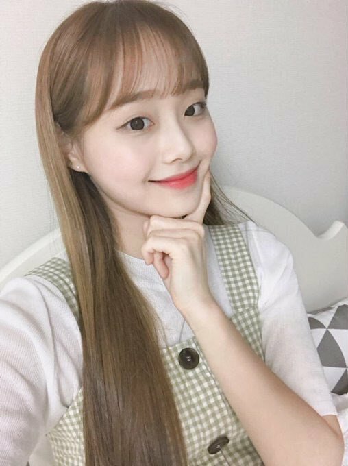 ChuuPicss's tweet photo. Chuu is using the same clothes
2017                 2018
predebut     debut in loona https://t.co/BzNGKvYstq