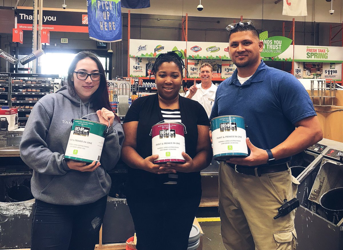 TheFantasyDepot's tweet photo. 🔶Having a little fun in D24 assisting in driving paint sales and #marketing with #Jordan4701 and @JaneeReadTHD. This is a project in @Nate4250's Advanced Associate Development Course‼️🙌🔶 We must all give Bryan (with #Behr) a round of applause for the #photobomb 😜 lol https://t.co/0m3w4j4G5N