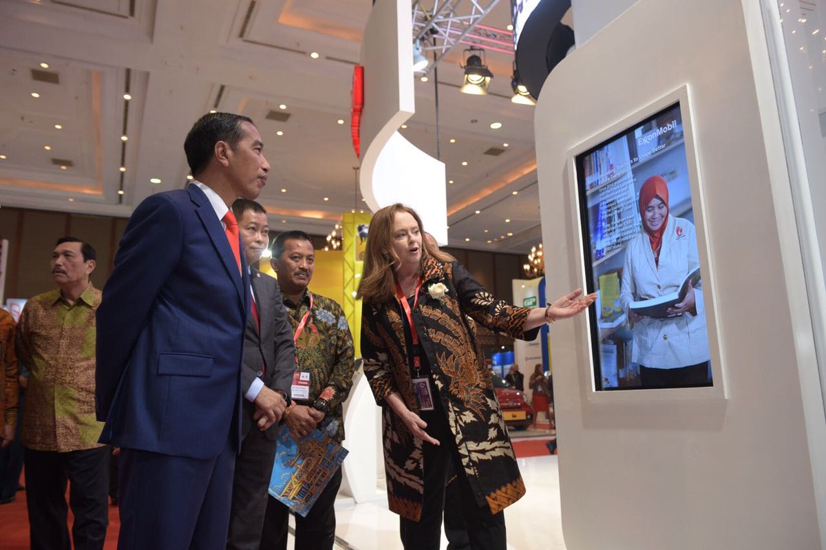 ExxonMobil_ID's tweet photo. Kami menyambut kedatangan Presiden Indonesia, Bapak Joko Widodo, Menteri ESDM, Bapak Ignasius Jonan dan Menteri Koordinator Bidang Kemaritiman, Bapak Luhut B. Pandjaitan di booth @ExxonMobil_ID @jokowi #ExxonMobilatIPA https://t.co/xhkTSb63yn