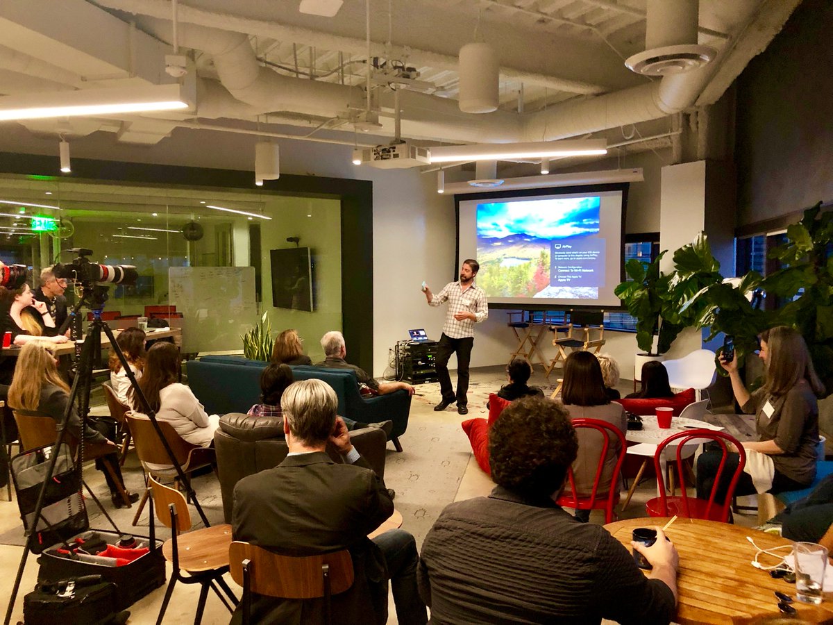 MindTouch's tweet photo. Great conversation tonight at #PulseLocal covering "Event Presentation Matters" and ways to create a powerful story that builds your #customer’s emotional commitment. https://t.co/1gjcjfPblw