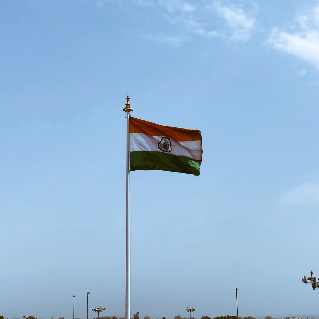 आज सुबह जब भोपाल ऐरपोर्ट पर यह हवा में लहराता हुआ तिरंगा देखा तो हृदय आनंदित हो गया! 

विजयी विश्व तिरंगा प्यारा...
झंडा ऊँचा रहे हमारा...

जय हिन्द!